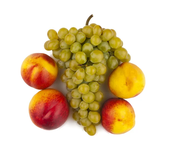 Melocotón maduro con uvas — Foto de Stock