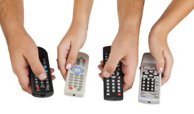 TV uzaktan kumandaları ellerinde