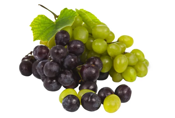 Cambada de uvas isoladas — Fotografia de Stock