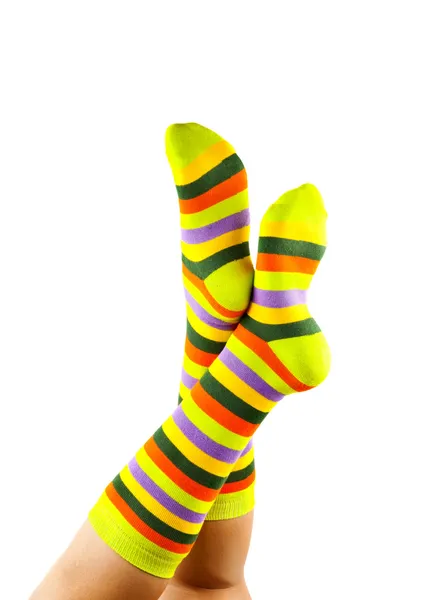 Ženské nohy v barevné proužkované ponožky — Stock fotografie