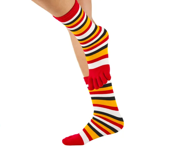 Frauenbeine in bunt gestreiften Socken — Stockfoto