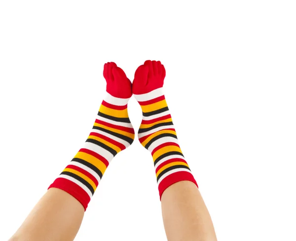 Kvinnliga ben i färgglada randiga strumpor — Stockfoto