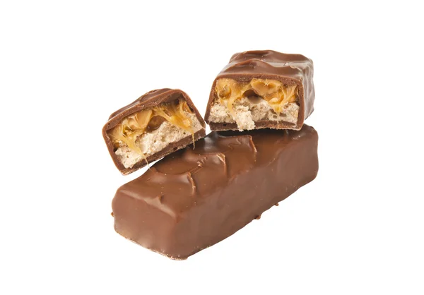 Chokladkaka med nötter isolerade — Stockfoto