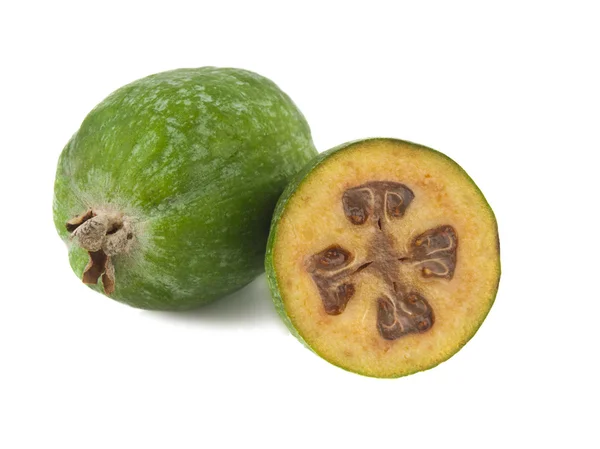 Potong feijoas yang terisolasi — Stok Foto