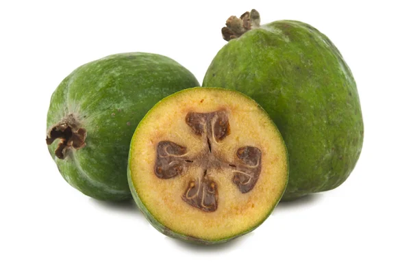 Tagliare feijoas isolati — Foto Stock