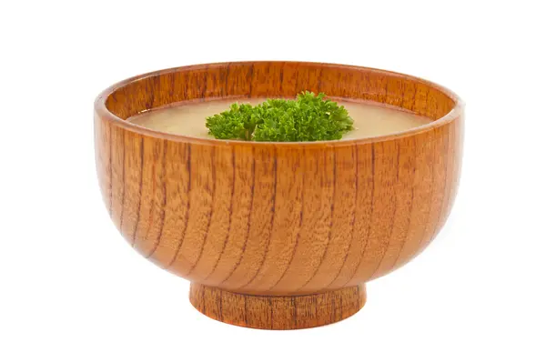 Sup dalam mangkuk kayu terisolasi — Stok Foto
