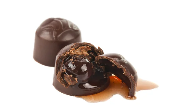 Caramelle con dolce ciliegia, cioccolato e sciroppo di liquori — Foto Stock