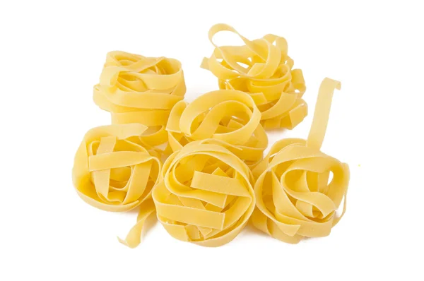 Italienische Pasta fettuccine nest isoliert — Stockfoto