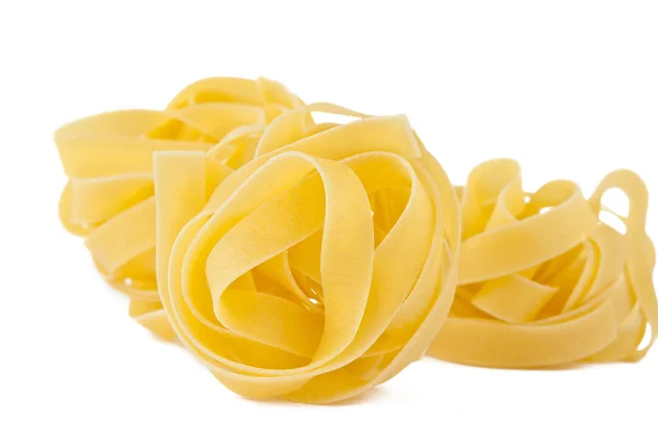 Italiaanse pasta fettuccine nest geïsoleerd — Stockfoto