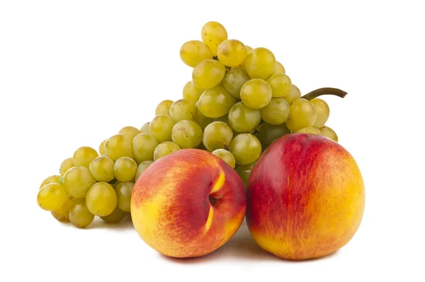 Juicy peach with grapes isolated — Stock Photo, Image