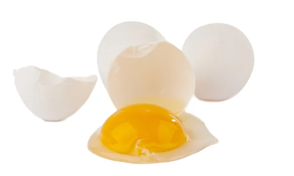 Zerbrochenes Ei isoliert — Stockfoto