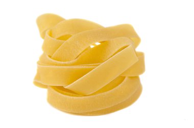 İtalyan makarna fettuccine yuva izole