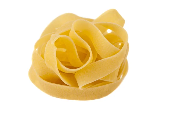 Nido di fettuccine di pasta italiana isolato — Foto Stock