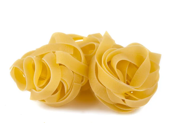 Ninho de macarrão italiano fettuccine isolado — Fotografia de Stock