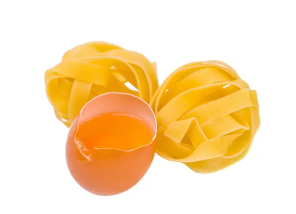 Italské vaječné těstoviny fettuccine hnízdo, samostatný — Stock fotografie