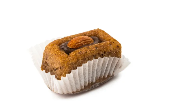 Chocolade muffins met walnoten geïsoleerd — Stockfoto