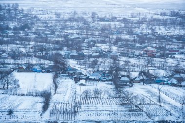 köyde kış manzarası