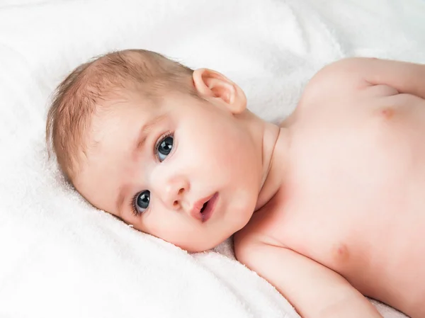 Baby op een handdoek — Stockfoto