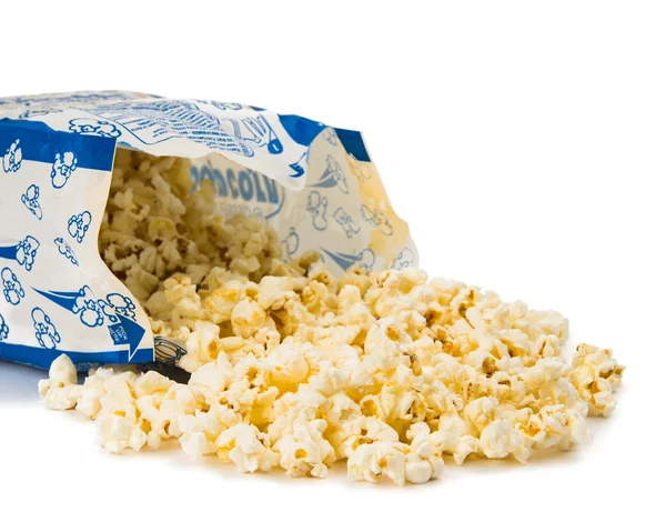 Popcorn na białym tle — Zdjęcie stockowe