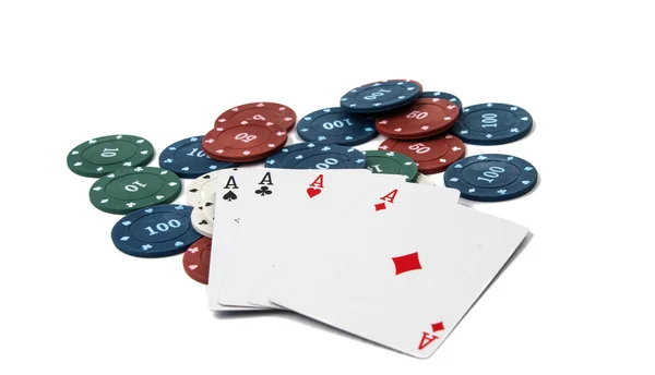 Quatro ases com fichas de poker — Fotografia de Stock