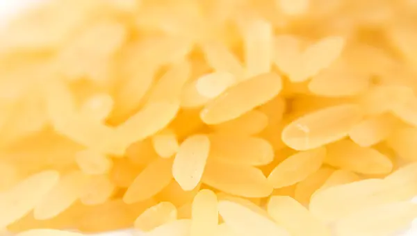 Pile of long grain brown rice close-up — Stock Photo, Image