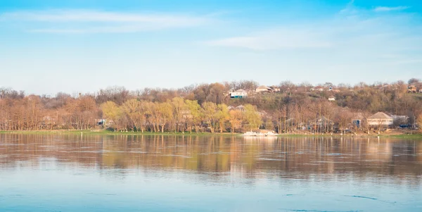 RURAL LANDSCAPE COM RIO EM PRIMAVERA — Fotografia de Stock