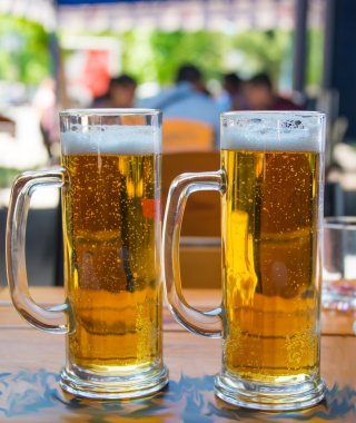 iki bira bardağı yakın çekim