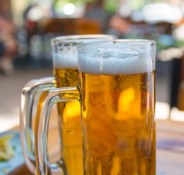 Twee bier mokken close-up — Stockfoto