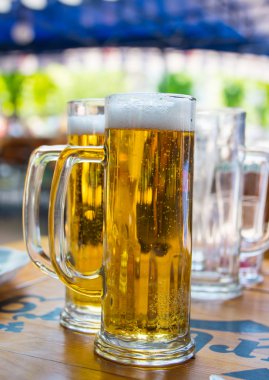 iki bira bardağı yakın çekim