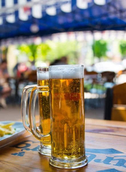 Dos tazas de cerveza de cerca — Foto de Stock