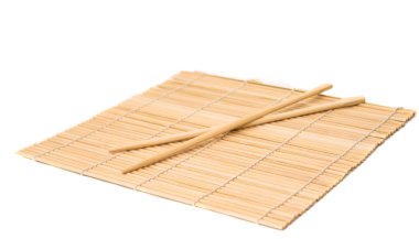 serisi. Bambu hasır üzerinde izole chopsticks