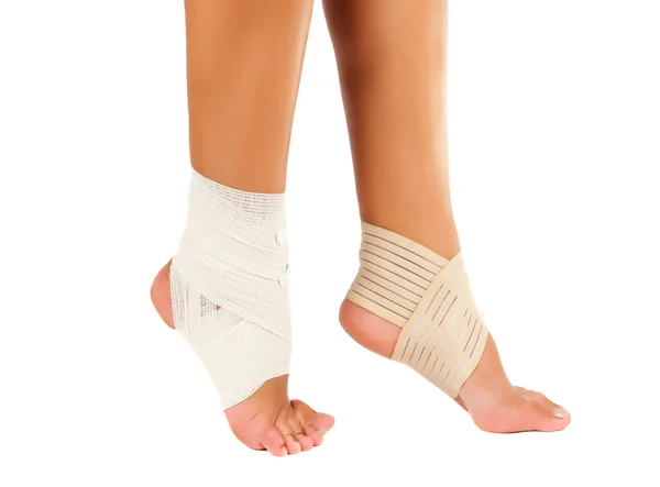 Nogi bandażem na białym tle — Zdjęcie stockowe