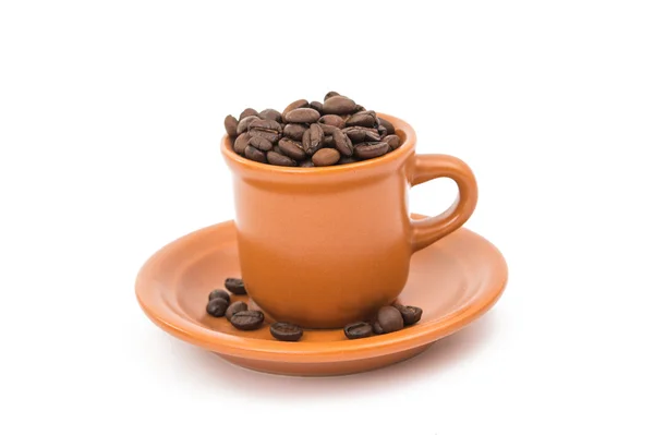 Kaffebönor med en kopp kaffe isolerade — Stockfoto