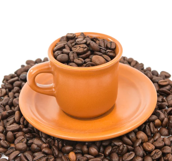 Κόκκους καφέ με ένα φλιτζάνι καφέ που έχουν απομονωθεί — Φωτογραφία Αρχείου