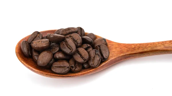 Kaffebönor i en träsked som isolerade — Stockfoto