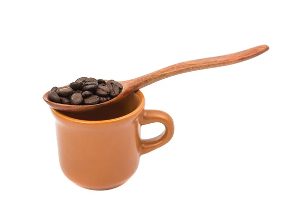 咖啡豆的孤立的木勺 — 图库照片