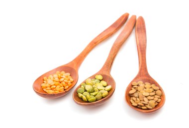 bakliyat içinde izole bir tahta kaşık