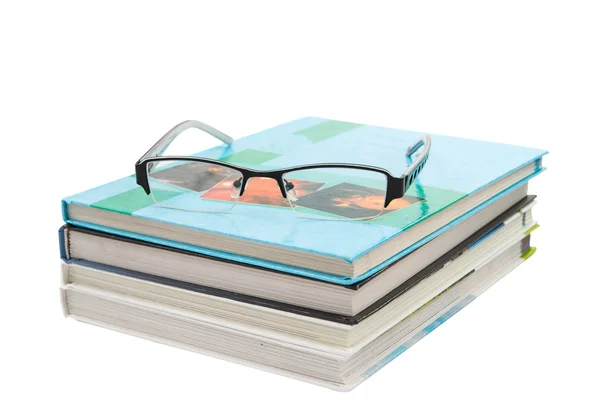 Böcker med glasögon isolerade — Stockfoto