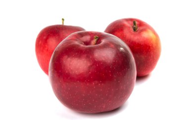 izole kırmızı olgun elma