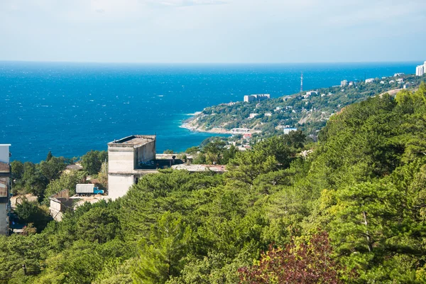 Vista de la ciudad de Yalta y la montaña Ai-Petri — Foto de Stock