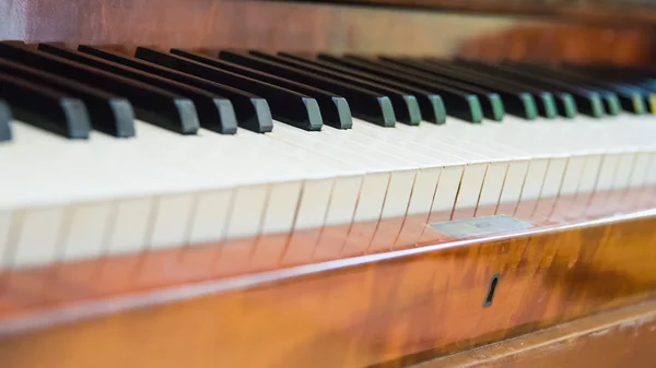 Gros plan de clés de piano antiques et grain de bois avec ton sépia — Photo