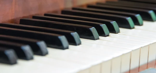Primo piano di antichi tasti per pianoforte e venature in legno con tonalità seppia — Foto Stock