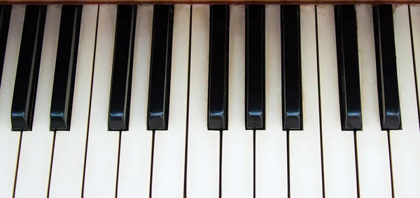 Primer plano de las teclas de piano antiguas y grano de madera con tono sepia — Foto de Stock