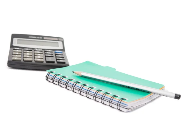 Калькулятор с блокнотом и карандашом — стоковое фото