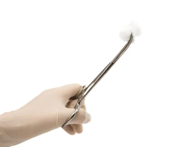 Instrumento cirúrgico na mão médico — Fotografia de Stock