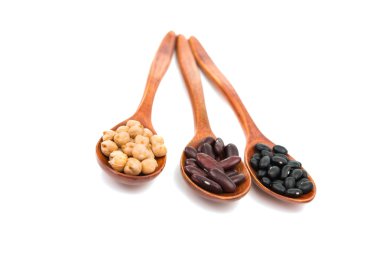 bakliyat içinde izole bir tahta kaşık