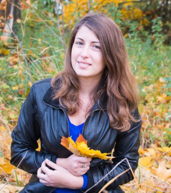 Sonbahar parkındaki kız