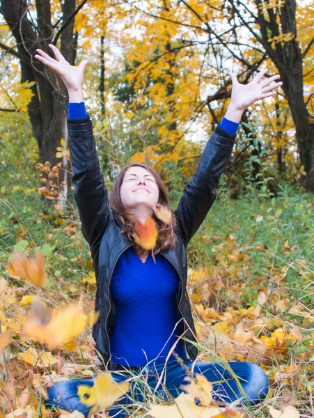 Ragazza nel parco di autunno — Foto Stock