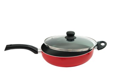 Fry pan boşaltmak izole kırmızı yakın çekim