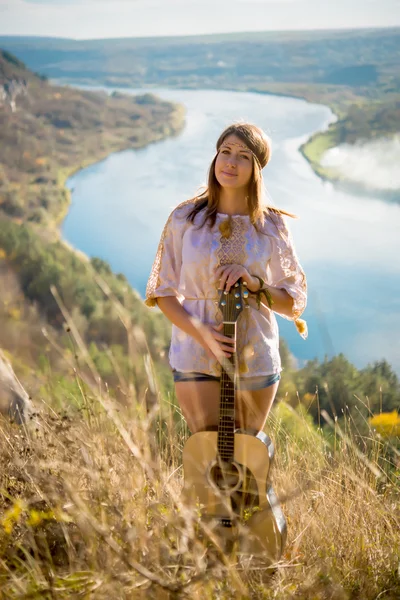 Retrato de una chica con una guitarra — Foto de Stock